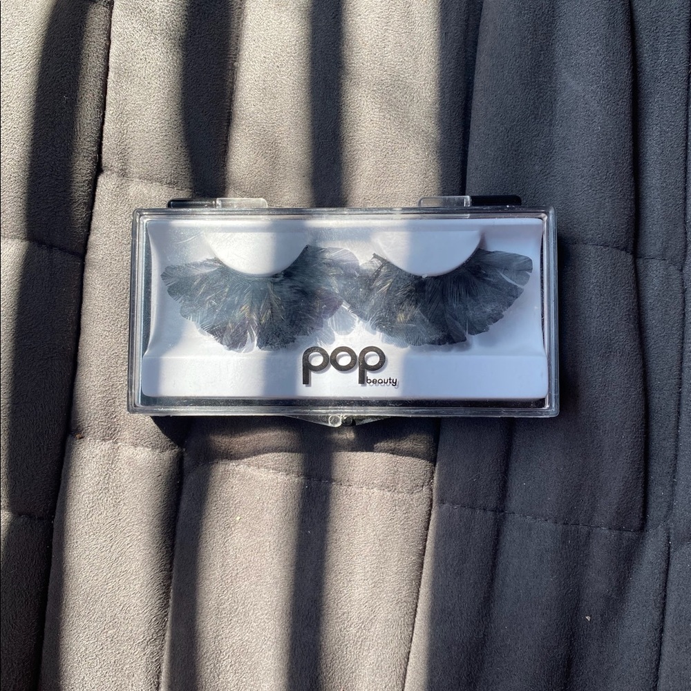 FEATHER EYELASHES